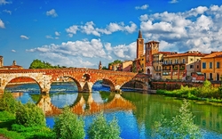 Brücke Ponte Pietra über den Fluss Etsch in Verona, Italien