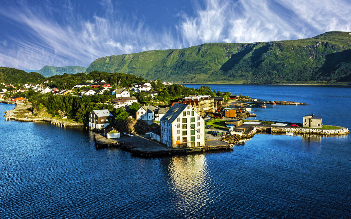 Hafenstadt Alesund am Eingang zum Geirangerfjord