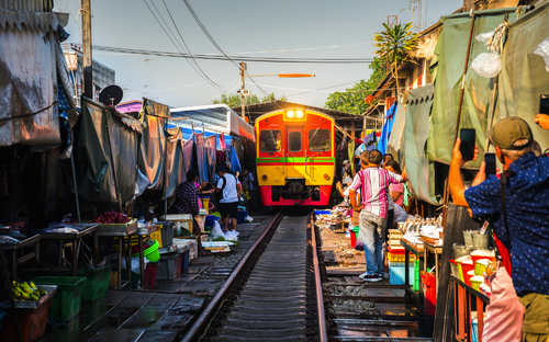 Bahnstrecke der Mae-Klong-Bahn im Südwesten von Bangkok