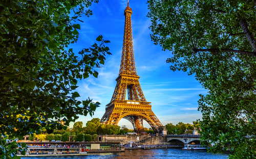 Eiffelturm und Seine bei Sonnenuntergang in Paris