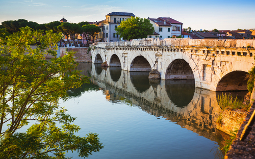 Brücke von Tiberius in Rimini, Italien