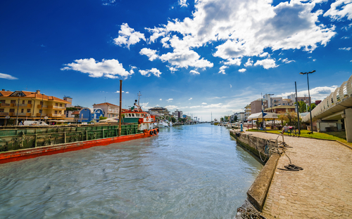 Hafenkanal in Bellaria-Igea Marina in der Provinz Rimini in der Emilia-Romagna, Italien