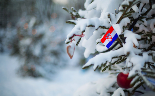 Kroatien-Flagge. Weihnachtshintergrund im Freien.