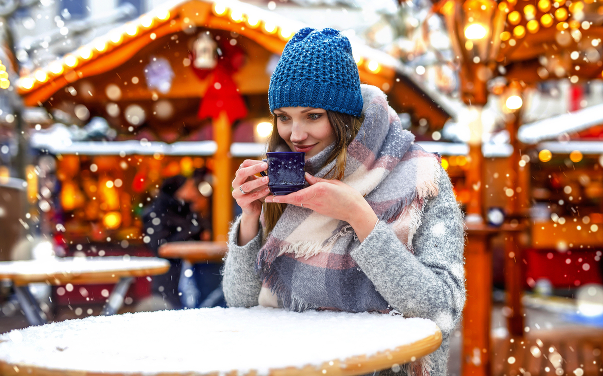 Glühwein auf einem Weihnachtsmarkt