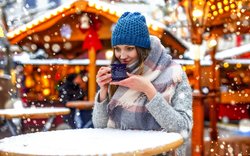 Glühwein auf einem Weihnachtsmarkt