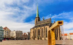 St. Bartholomäus-Kathedrale auf dem Hauptplatz von Pilsen in der Tschechischen Republik