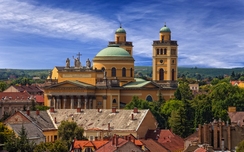 Basilika ist das einzige klassizistische Gebäude in Eger