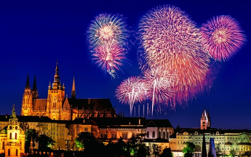 Festliches Feuerwerk über der Kathedrale des Heiligen Vitus, Prag