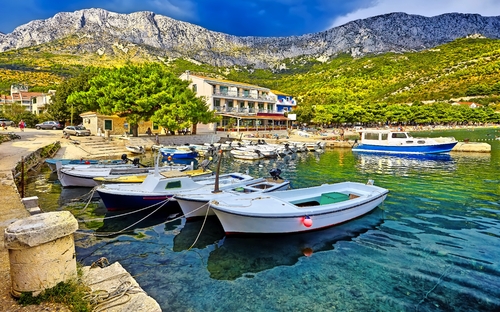 Schöne Szene von Booten liegen im Hafen von Drvenik, Kroatien