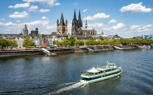Schifffahrt entlang des Rheinufers in Köln