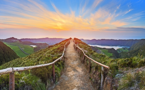 Wanderweg führt zu den Kraterseen des Sete Cidades auf São Miguel