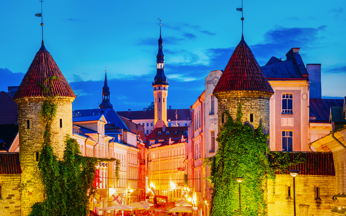 Tallinn in Estland: Nachtansicht des Viru-Tors