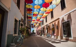 Gasse mit bunten Schirmen in Novigrad, Kroatien