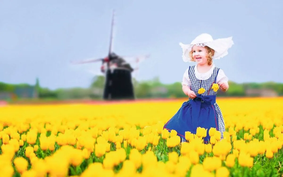 kleines Mädchen im Blumenfeld