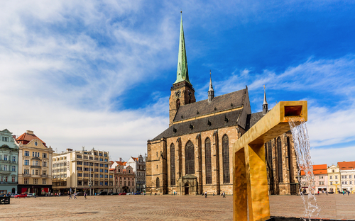 St. Bartholomäus-Kathedrale auf dem Hauptplatz von Pilsen in der Tschechischen Republik