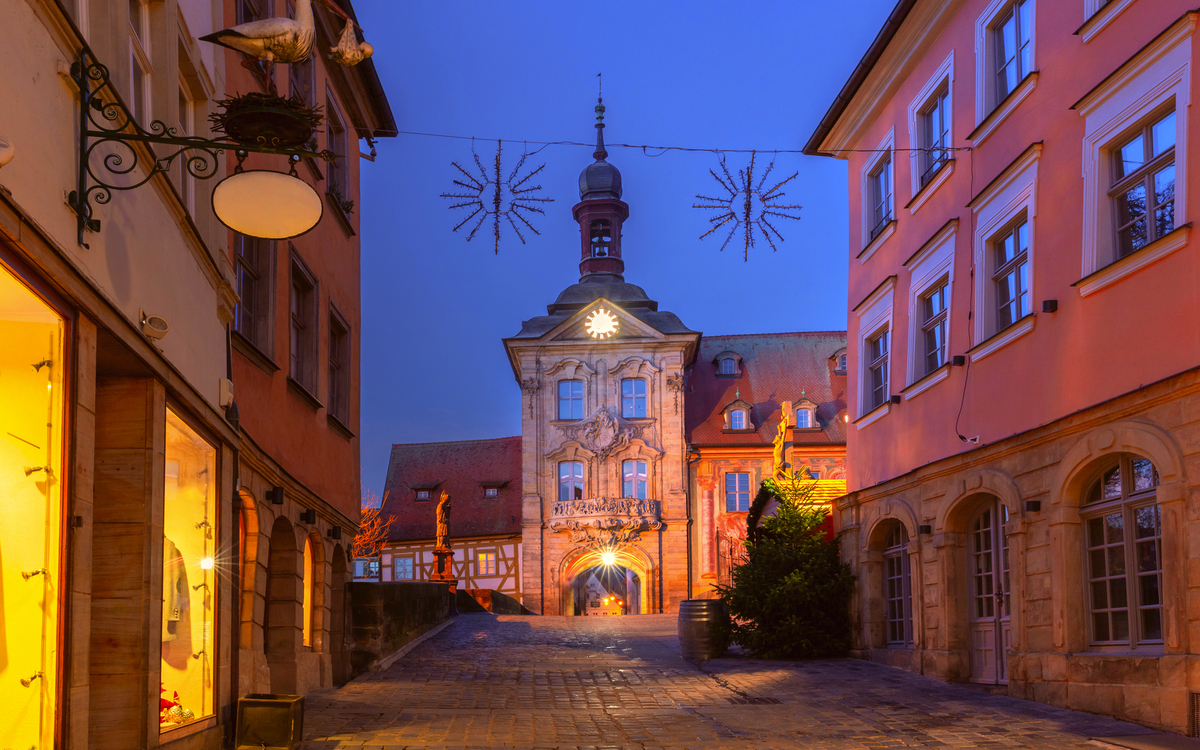 Altes Rathaus oder Altes Rathaus und Obere Brücke in der Altstadt zur blauen Stunde,Bamberg,Bayern,Deutschland,