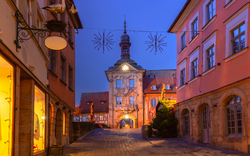 Altes Rathaus oder Altes Rathaus und Obere Brücke in der Altstadt zur blauen Stunde,Bamberg,Bayern,Deutschland,