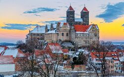 Quedlinburger Schloss und Stiftskirche im Sonnenuntergang